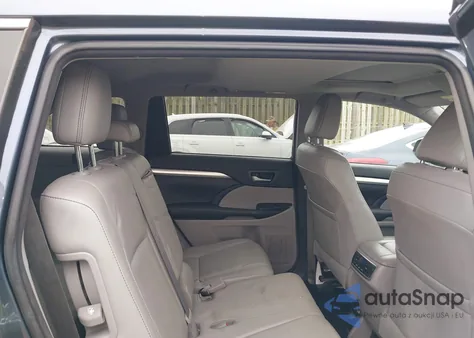 2018 Toyota Highlander Xle z USA, uszkodzony, nr VIN 5TDJZRFH2JS860847